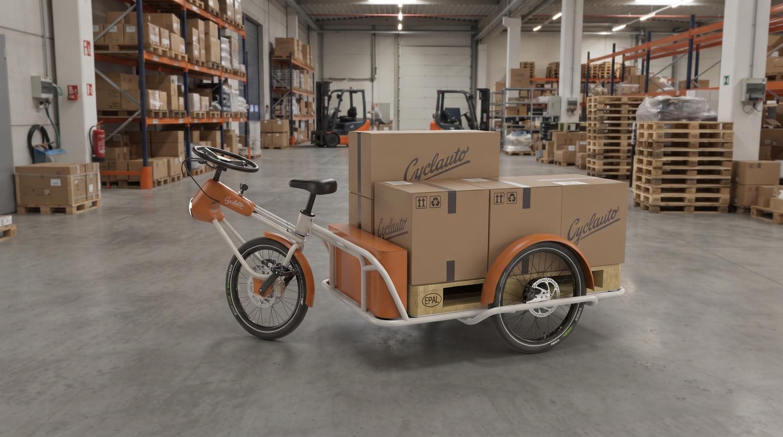 Cyclauto Sparrow orange et blanc, plateforme chargee d'une palette de cartons Cyclauto, dans un entrepot logistique avec chariots elevateurs.